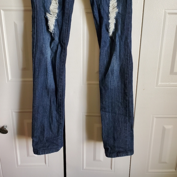 Miley Cyrus - Picture 3 of 5